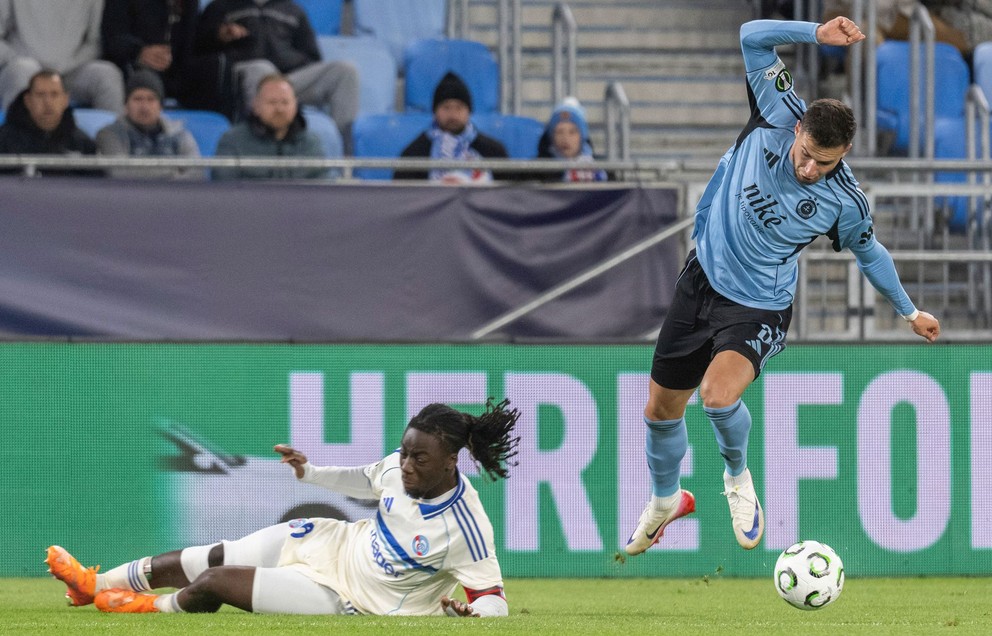 Útočník Slovana Bratislava Mykola Kucharevič v zápase proti Štrasburgu. 