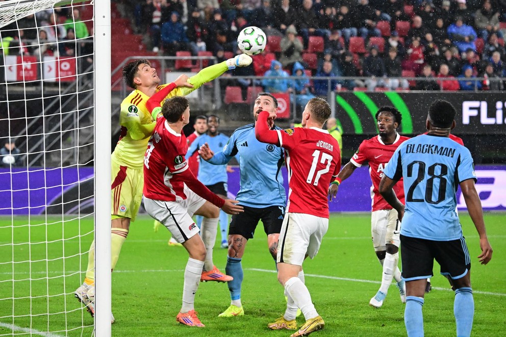 Brankár Slovana Dominik Takáč (vľavo) vyráža loptu počas zápasu 2. kola ligovej fázy Konferenčnej ligy vo futbale AZ Alkmaar - ŠK Slovan Bratislava. 