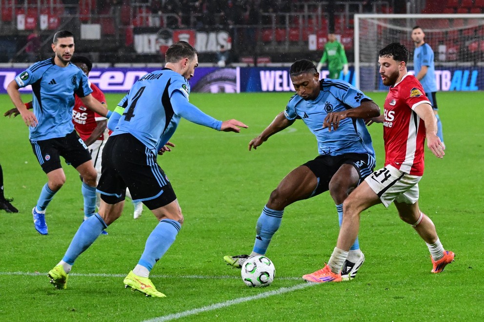 Na snímke kapitán Slovana Guram Kašia (tretí sprava), jeho spoluhráč Rahim Ibrahim a hráč Alkmaaru Mees de Wit bojujú o loptu počas zápasu 2. kola ligovej fázy Konferenčnej ligy vo futbale AZ Alkmaar - ŠK Slovan Bratislava.