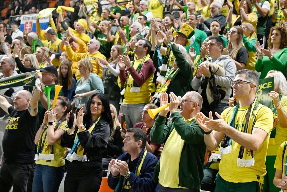 Na snímke fanúšikovia Levíc v zápase F-skupiny 3. kola skupinovej fázy LM v basketbale mužov Patrioti Levice - AEK BC Atény.