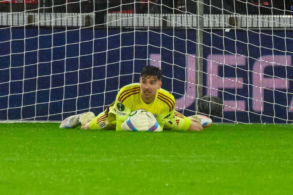 Na snímke brankár Slovana Dominik Takáč chytá loptu počas zápasu 2. kola ligovej fázy Konferenčnej ligy vo futbale AZ Alkmaar - ŠK Slovan Bratislava.