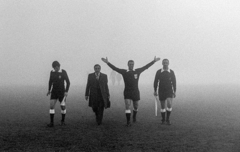 Rozhodca Alberto Michelotti ukončuje pre hustú hmlu nedohratý zápas kvalifikácie ME 1976 Československo - Anglicko 29. októbra 1975 v Bratislave.

