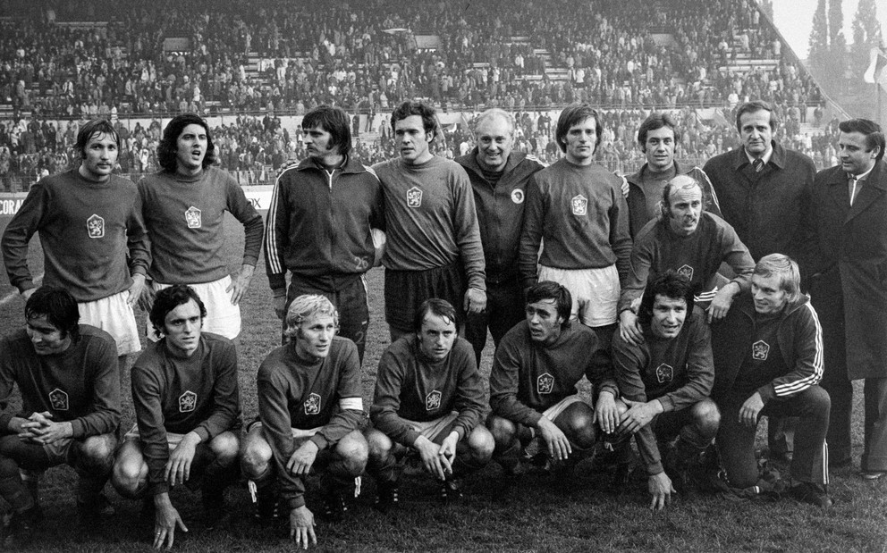 Československý tím po víťazstve nad Anglickom v zápase kvalifikácie ME 1976 Československo - Anglicko (2:1) 30. októbra 1975 v Bratislave.
Stojaci zľava: Zdeněk Nehoda, Karol Dobiaš, Jozef Čapkovič, Ivo Viktor, masér Vlastimil Růžička, Ladislav Jurkemik, Jozef Móder, Jaroslav Pollák, lekár Miloslav Kundrát, asistent trénera Jozef Vengloš. V podrepe zľava Anton Ondruš, Marian Masný, Ján Pivarník, Přemysl Bičovský, Lubomír Knapp, Dušan Galis, Ján Švehlík. Chýba tréner Václav Ježek a vylúčený brankár Alexander Vencel.