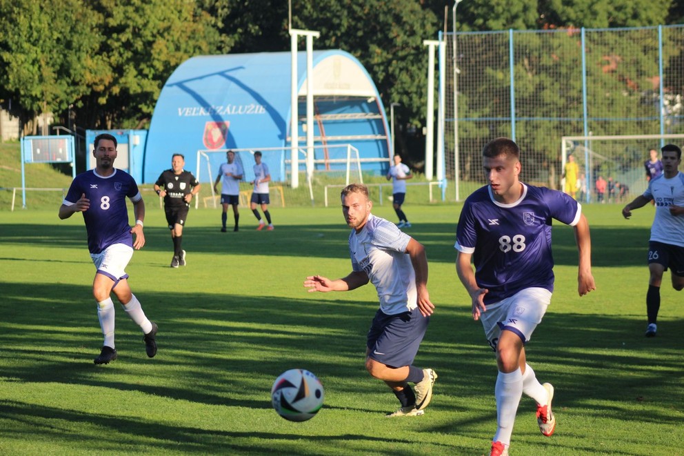 V modrom Dominik Studený (zľava) a Matej Drienovský v stretnutí Veľké Zálužie – Volkovce (1:3).