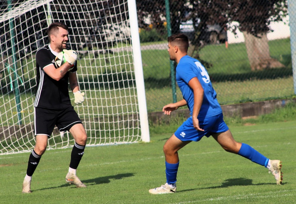 Dvadsaťjedenročný krídelník Peter Maszay a brankár Nevidzian Michal Doležaj.