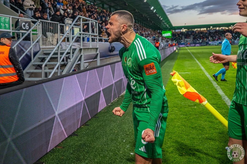 Martin Regáli oslavuje gól.