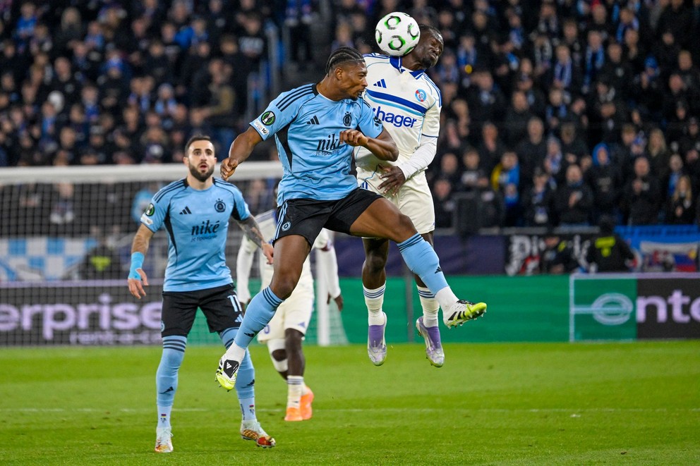 Rahim Ibrahim hlavičkuje v zápase Konferenčnej ligy Slovan Bratislava - Racing Štrasburg.