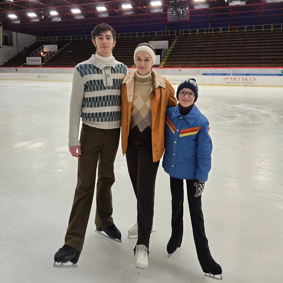 Hagarovci počas natáčania: Adam, Alexandra a Mirko.