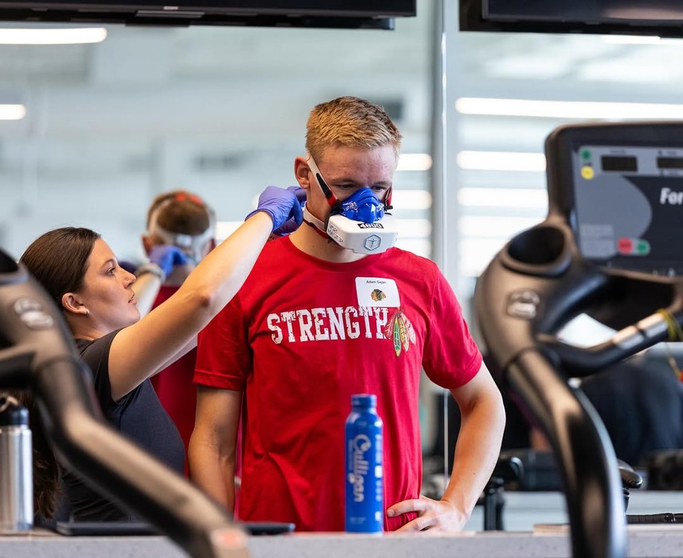 Adam Gajan počas kempu v klube Chicago Blackhawks.