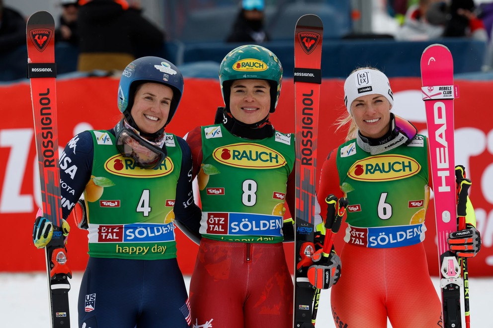 Víťazka Julia Scheibová (v strede), druhá Paula Moltzanová (vľavo) a tretia Lara Gutová-Behramiová (vpravo) v obrovskom slalome v Söldene. 