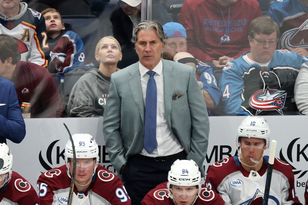 Tréner Jared Bednar na striedačke Colorada v zápase s Columbusom.