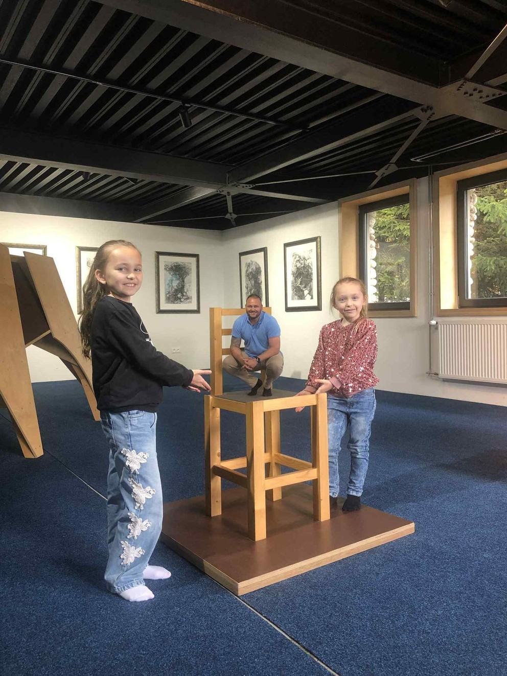 Peter Bašista a jeho dve dcérky.