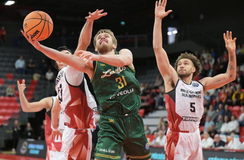 Na snímke zľava Samuel Solčánsky (Patrioti Levice) a Ryland Holt (Szolnoki Olajbányász) bojujú o loptu počas zápasu 1. kola F-skupiny basketbalovej Ligy majstrov mužov Szolnoki Olajbányász - Patrioti Levice.