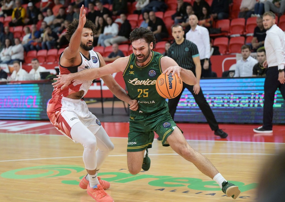 Patrioti Levice 3. januára oznámili, že Will Carius v klube nebude pokračovať. Zo zmluvy ho vykúpil grécky tím.