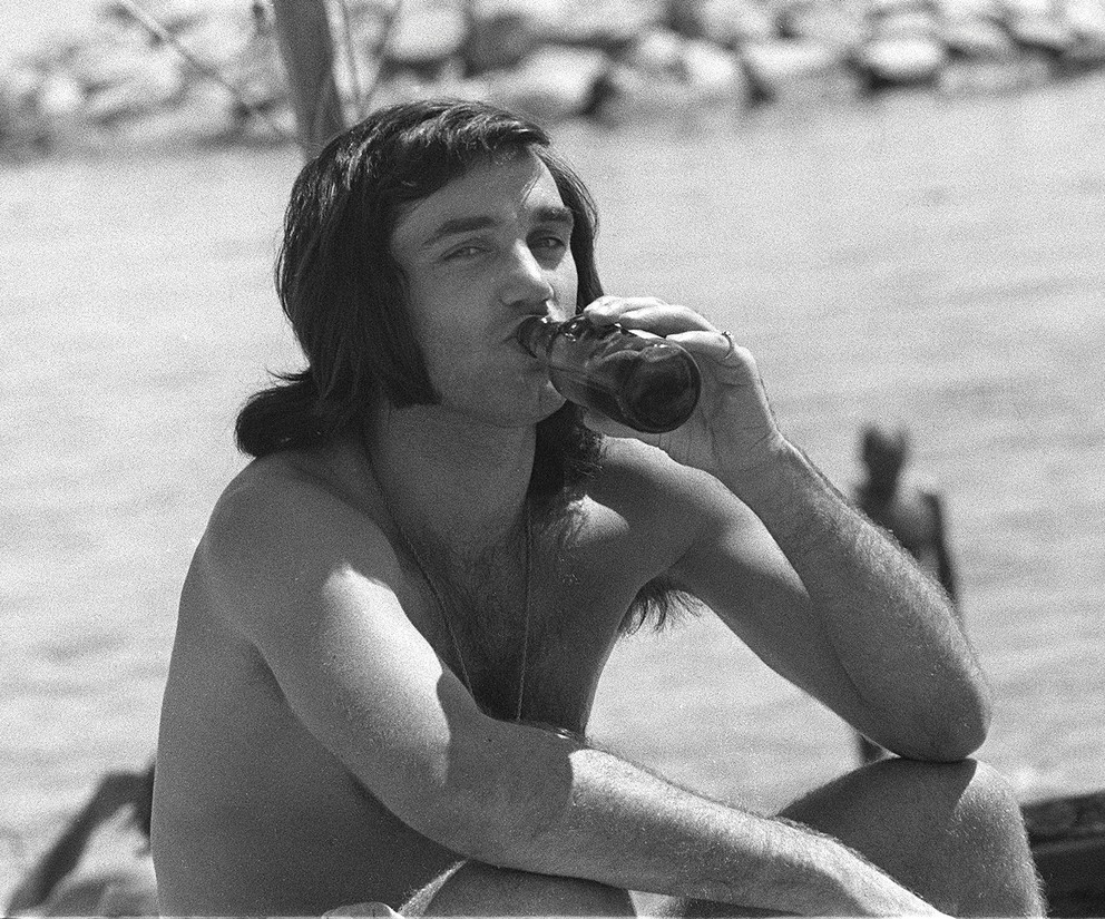 George Best na pláži v španielskej Marbelle v roku 1972.