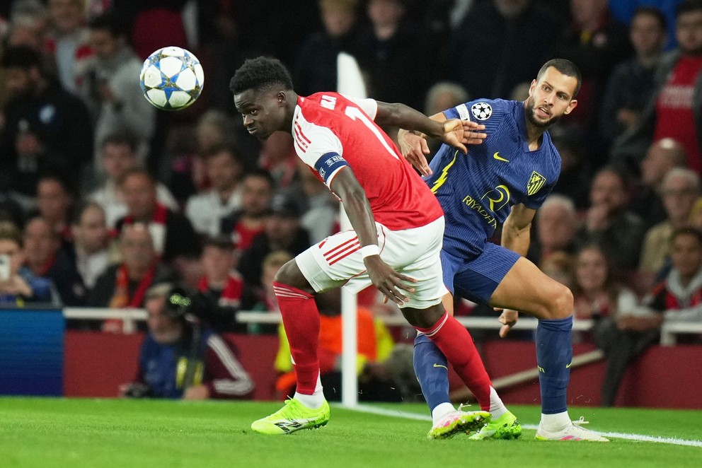 Bukayo Saka z Arsenalu a Dávid Hancko z Atlética Madrid v zápase Ligy majstrov.