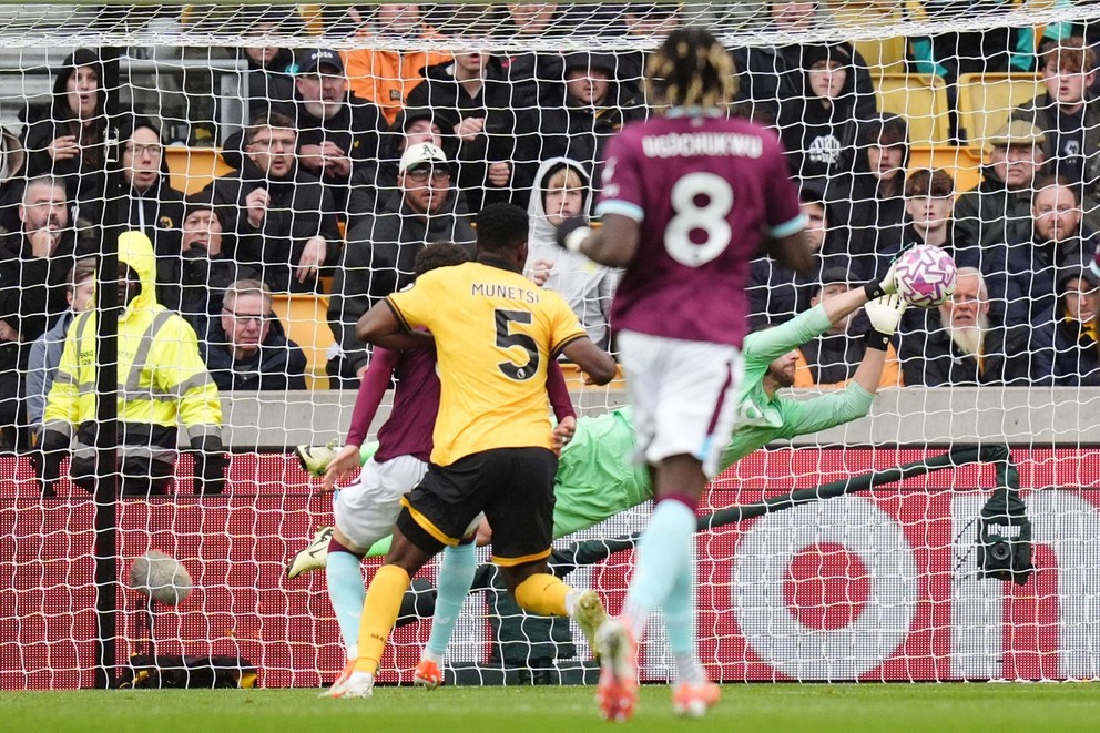 Slovenský brankár Martin Dúbravka zasahuje v zápase Wolverhampton - Burnley. 