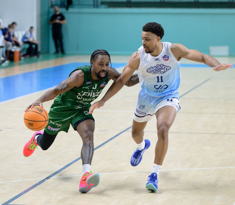 Na snímke zľava Rickey Isaiah Justin (Levice) a Dimitrius Paul Underwood (Nitra) v zápase 6. kola Tipos SBL v basketbale mužov.