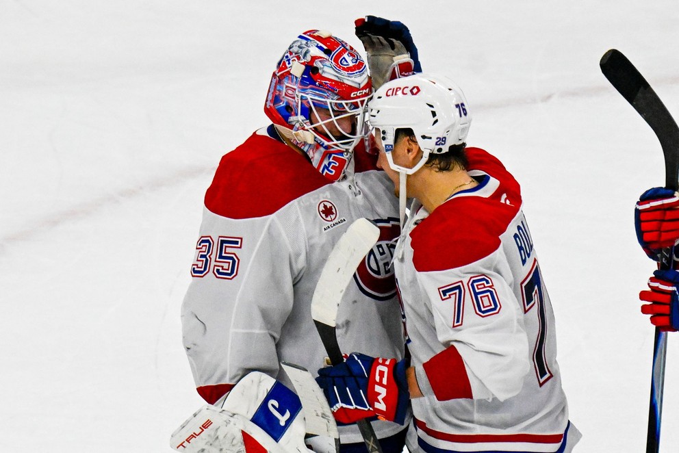 Brankár Sam Montembeault a útočník Zack Bolduc (76) oslavujú výhru Montrealu.