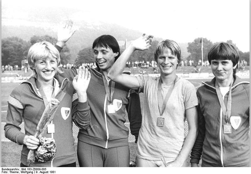 Ines Gaipelová, Bärbel Wöckelová, Ingrid Auerswaldová a Marlies Göhrová ako víťazky majstrovstiev NDR v štafete na 4x100m v roku 1981.