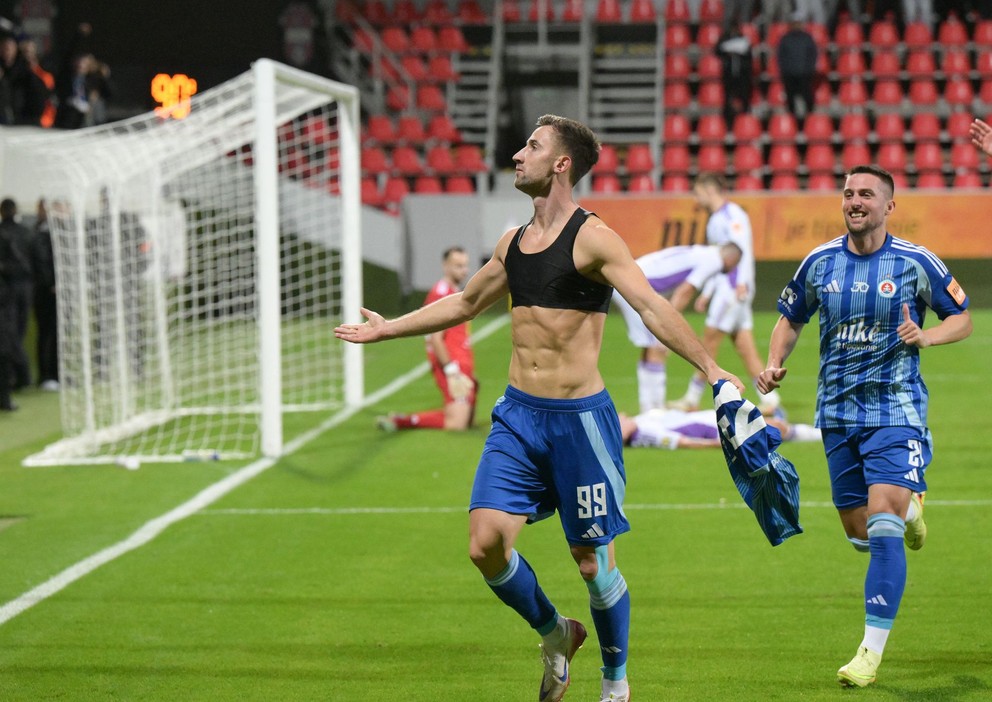 Na snímke radosť zľava Andraža Šporara a Róberta Maka zo Slovana Bratislava po treťom góle v zápase 3. kola dohrávky Niké ligy.