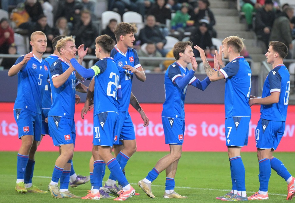 Gólová radosť hráčov Slovenska počas kvalifikačného zápasu ME 2027 hráčov do 21 rokov.