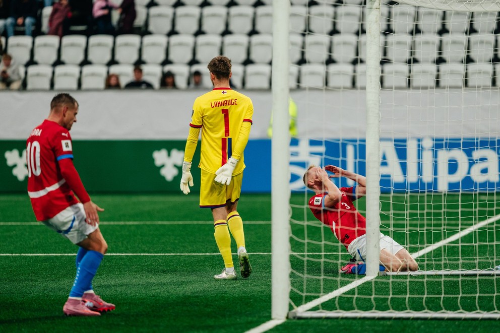 Momentka zo zápasu Faerské ostrovy - Česko.