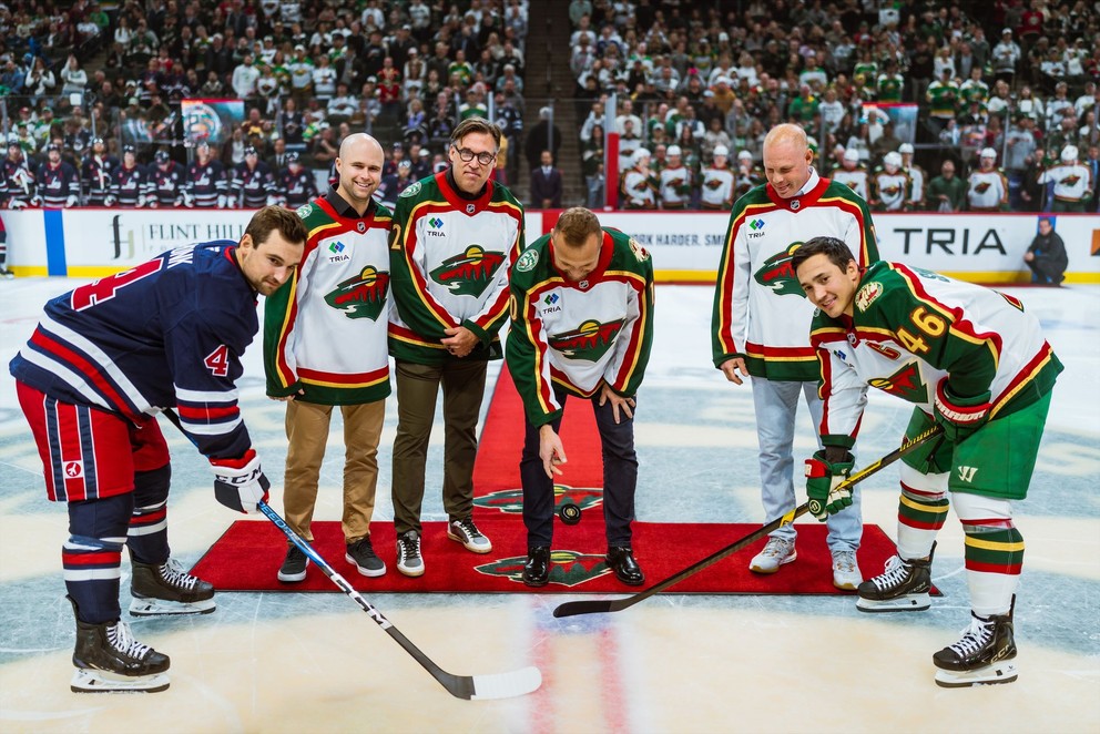 Marián Gáborik hodil úvodné buly zápasu Minnesota - Winnipeg. 