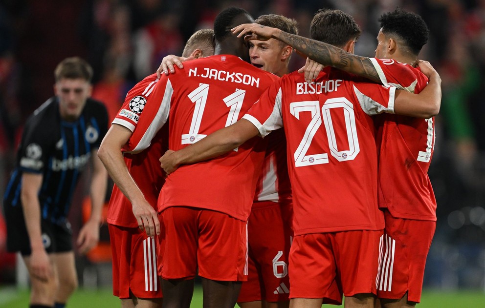 Futbalisti Bayernu Mníchov oslavujú gól.