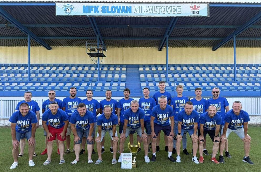 Futbalisti Giraltoviec vyhrali v minulej sezóne siedmu ligu.
