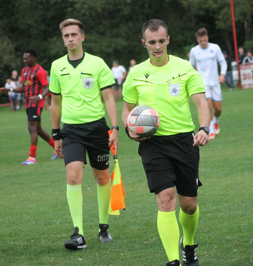 Rozhodca René Grich.