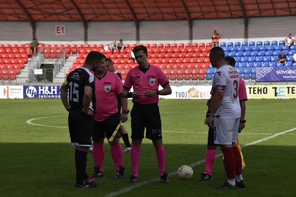 Rozhodca René Grich.