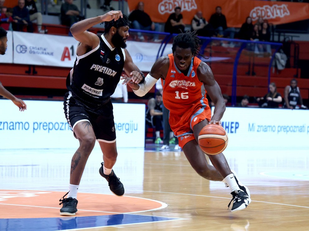 Hráč Prievidze Naje Smith (vľavo) a Clarance Daniels zo Cedevity Záhreb počas zápasu D-skupiny Európskeho pohára FIBA Cedevita Záhreb - BC Prievidza.