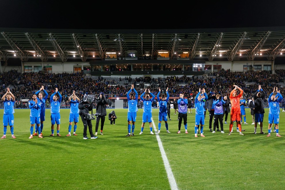 Futbalisti Islandu oslavujú s fanúšikmi po remíze s Francúzskom.