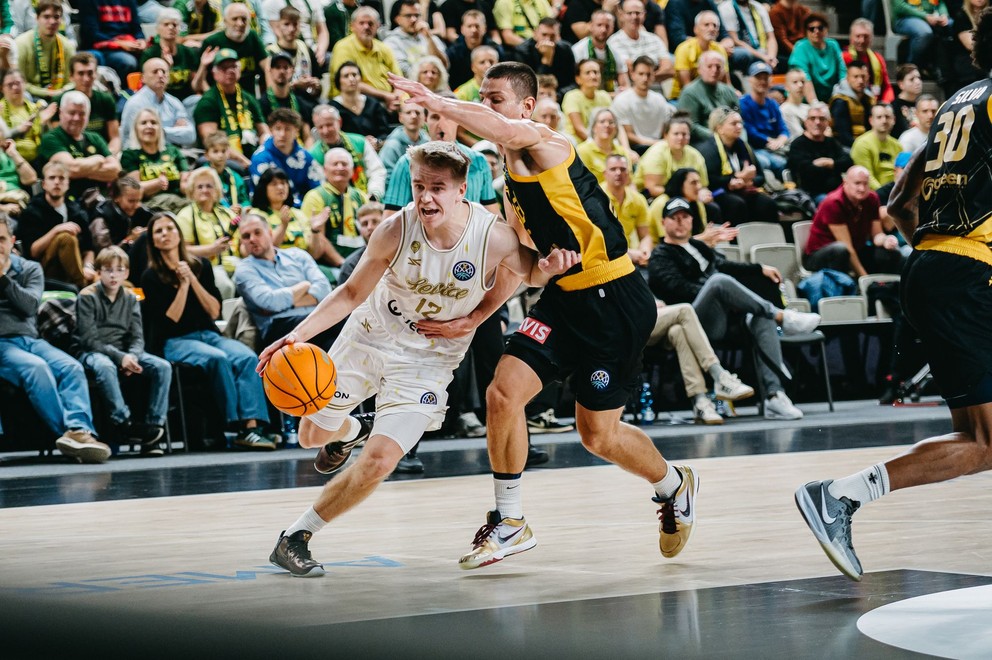 Momentka zo zápasu Patrioti Levice - AEK Atény v Lige majstrov. 