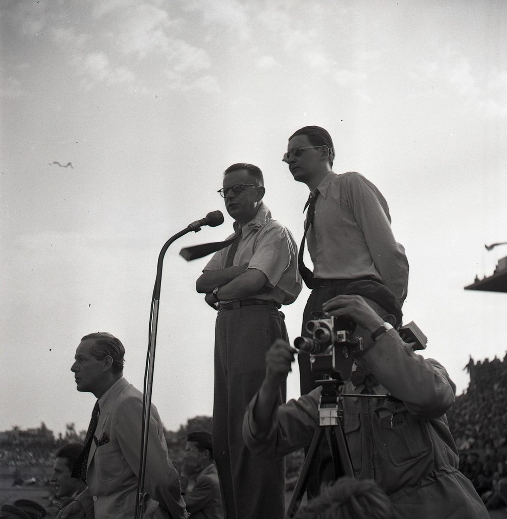 Rozhlasoví reportéri Jozef Laufer a Štefan Mašlonka pri komentovaní futbalového zápasu SK Slavia - ŠK Bratislava v júni 1945.