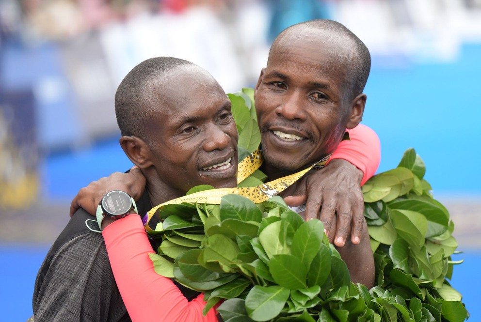 Víťazom 102. ročníka Medzinárodného maratónu mieru (MMM) Keňan Moses Kipngetich Kemei (vpravo). Na druhej priečke skončil jeho krajan Timothy Kipkorir Kattam (vľavo).