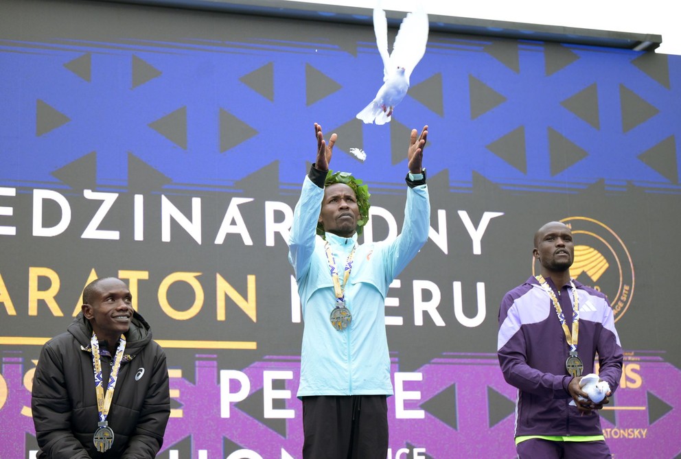 Víťazom 102. ročníka Medzinárodného maratónu mieru (MMM) v novom traťovom rekorde sa stal Keňan Moses Kipngetich Kemei.