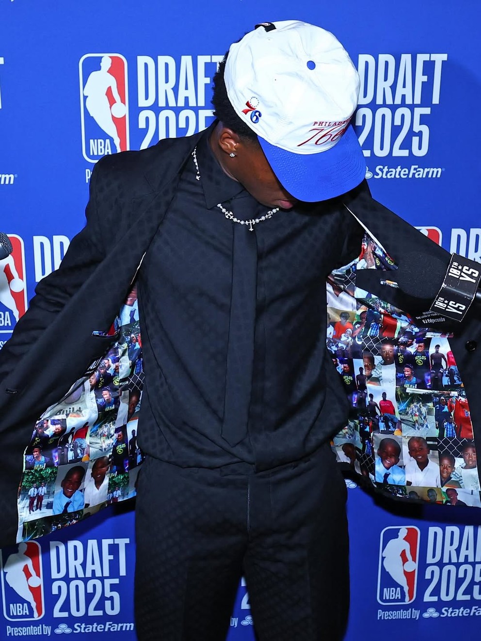 Špeciálne sako VJ Edgecombea počas draftu NBA 2025. 