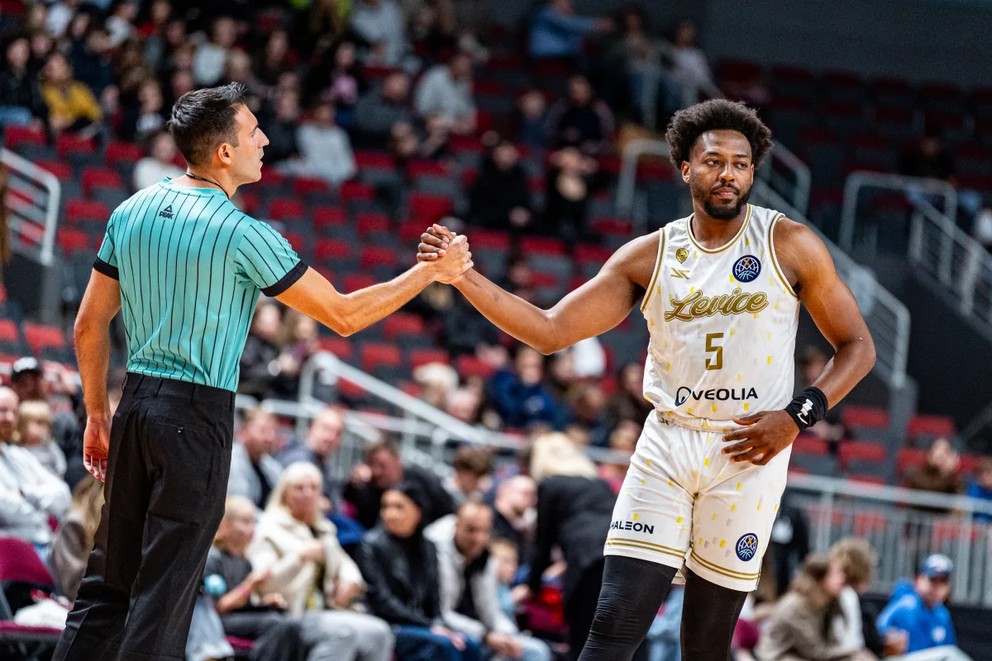 Momentka zo zápasu VEF Riga - Patrioti Levice.