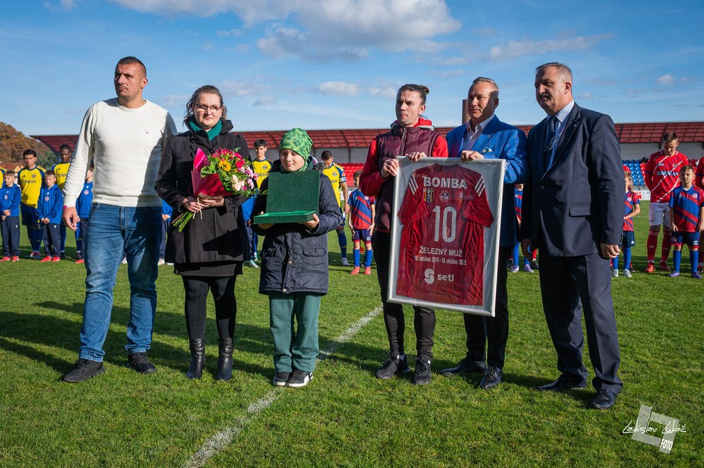 Oceňovanie Stanislava Bombu pred zápasom Slovnaft Cupu Bardejov - Michalovce.