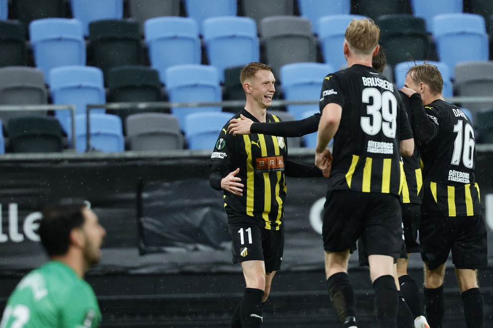 Julius Lindberg (tretí vpravo) z Häckenu sa raduje z gólu so spoluhráčmi  v zápase 2. kola ligovej fázy Konferenčnej ligy BK Häcken - Rayo Vallecano.