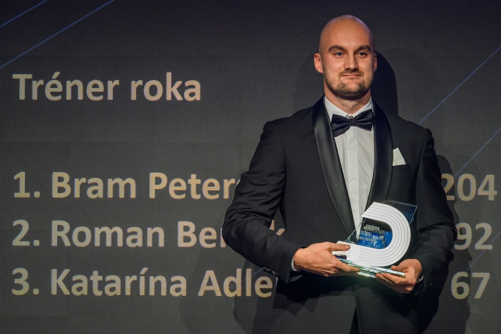 Bram Peters s cenou pre trénera roka počas galavečera Atlét roka 2025.