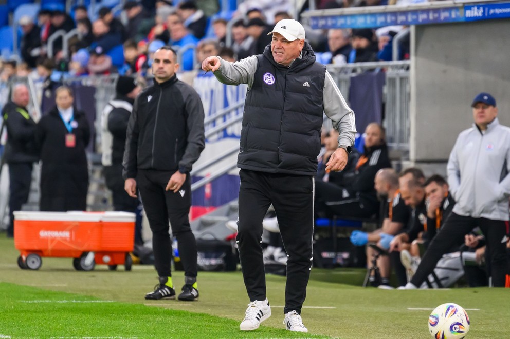 Na snímke vpravo tréner KFC Komárno Mikuláš Radványi počas zápasu 14. kola Niké ligy ŠK Slovan Bratislava - KFC Komárno.