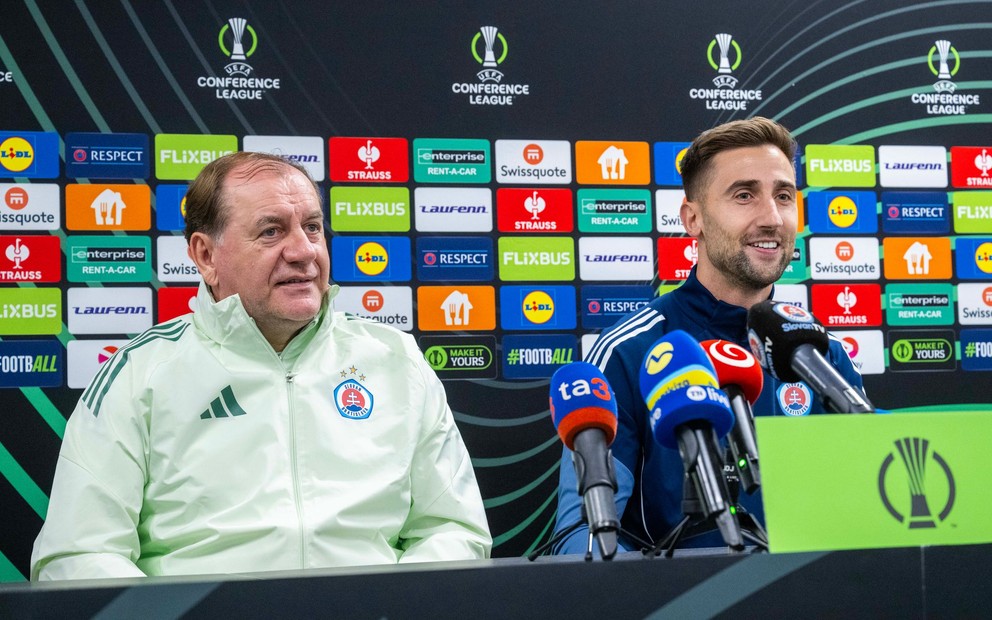 Na snímke zľava tréner ŠK Slovan Bratislava Vladimír Weiss st. a futbalista ŠK Slovan Bratislava Andraž Šporar počas tlačovej konferencie pred štvrtkovým zápasom 3. kola ligovej fázy Konferenčnej ligy KuPS Kuopio - ŠK Slovan Bratislava.