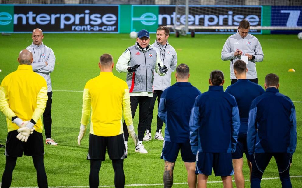 Na snímke tréner ŠK Slovan Bratislava Vladimír Weiss st. (uprostred) spolu s hráčmi počas tréningu pred štvrtkovým zápasom 3. kola ligovej fázy Konferenčnej ligy KuPS Kuopio - ŠK Slovan Bratislava.