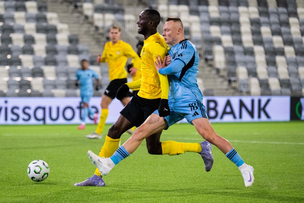 Na snímke zľava Ibrahim Cisse (KuPS) a Nino Marcelli (Slovan) počas zápasu 3. kola ligovej fázy Konferenčnej ligy KuPS Kuopio - ŠK Slovan Bratislava.