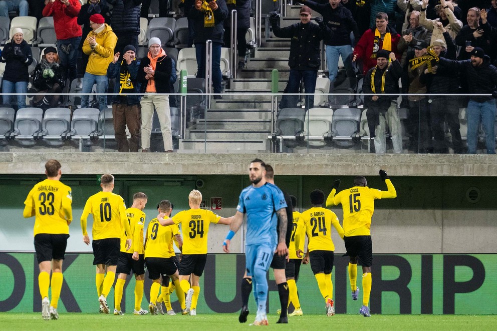 Na snímke hráči KuPS Kuopio oslavujú gól počas zápasu 3. kola ligovej fázy Konferenčnej ligy KuPS Kuopio - ŠK Slovan Bratislava vo štvrtok 6. novembra 2025 vo fínskom Tampere.