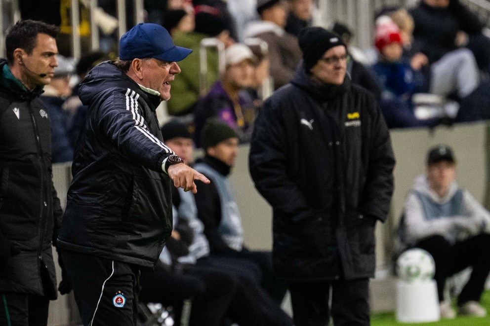 Na snímke tréner ŠK Slovan Bratislava Vladimír Weiss st. počas zápasu 3. kola ligovej fázy Konferenčnej ligy KuPS Kuopio - ŠK Slovan Bratislava vo štvrtok 6. novembra 2025 vo fínskom Tampere. Slovan prehral s KuPS Kuopio 1:3.