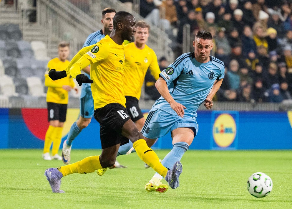 Na snímke zľava Ibrahim Cissé (KuPS) a Róbert Mak (Slovan) počas zápasu 3. kola ligovej fázy Konferenčnej ligy KuPS Kuopio - ŠK Slovan Bratislava vo štvrtok 6. novembra 2025 vo fínskom Tampere.